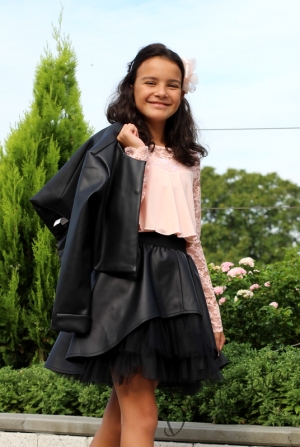 Комплект от 3 части-детска кожена пола в чернo, късо кожено яке в черно и блуза/риза от дантела в прасковено Чери за момиче 