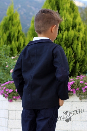 Елегантен комплект за момче от панталон в тъмносиньо, риза в бяло, сако в тъмносиньо и папионка 