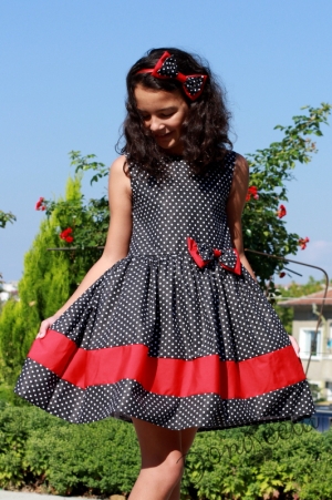 Детска официална рокля в черно на бели точки и червено от памук с тюл отдолу Глоринда