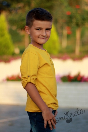 Комплект от детска блуза  за момче в цвят горчица с джобчета с изтъркани дънки