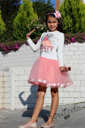 Детска рокля с дълъг ръкав в екрю с картинка на момиче и тюл в прасковено