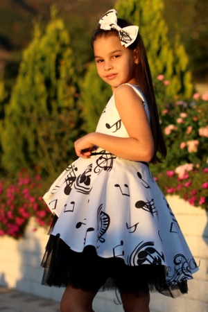 Официална детска рокля в бяло с ноти тип клош с тюл в черно Сисилия