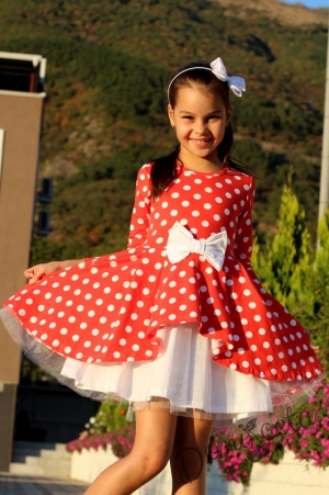 Комплект от детска рокля с дълъг ръкав в цвят корал на точки с бял тюл Люси с пухкав елек в бяло