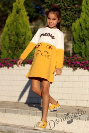 Детска рокля с дълъг ръкав в горчица и бяло с апликация на коте и джоб отпред