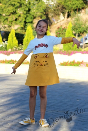 Детска рокля с дълъг ръкав в горчица и бяло с апликация на коте и джоб отпред