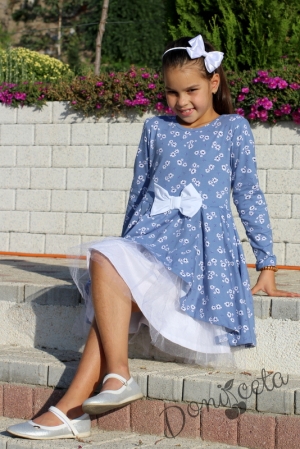 Детска рокля с дълъг ръкав в светлосиньо на цветя с панделка в бяло с тюл