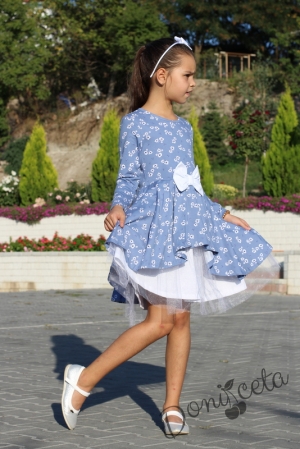 Детска рокля с дълъг ръкав в светлосиньо на цветя с панделка в бяло с тюл