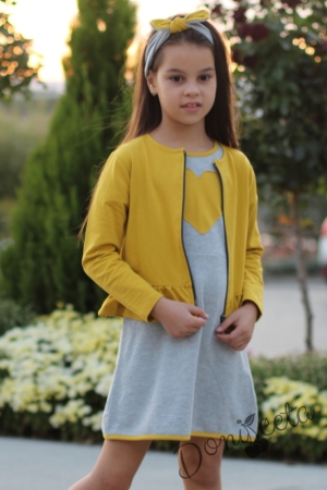 Комплект от детска рокля с дълъг ръкав в сиво със сърце, сако в горчица и лента за коса