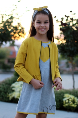 Комплект от детска рокля с дълъг ръкав в сиво със сърце, сако в горчица и лента за коса