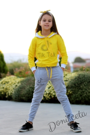 Комплект за момиче от суитшърт в жълто и панталон в сиво Тик Ток