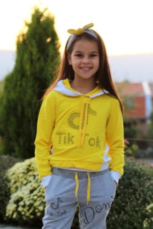 Детски комплект за момиче от суитшърт в жълто с качулка и пантало Тик Ток 