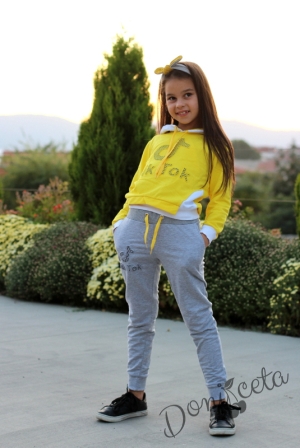 Детски комплект Тик Ток за момичеот суитшърт в жълто с качулка и панталон в сиво 