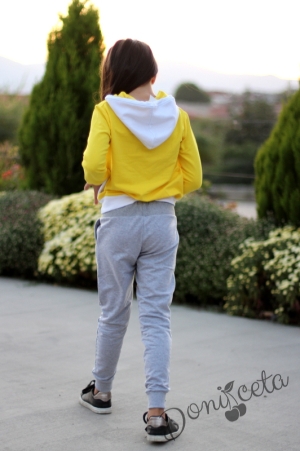 Детски комплект Тик Ток за момичеот с блуза в жълто с качулка и панталон в сиво  с връзки в жълто