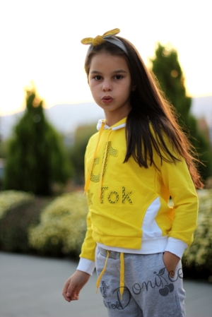 Комплект Тик Ток за момичеот суитшърт в жълто с качулка и панталон в сиво 