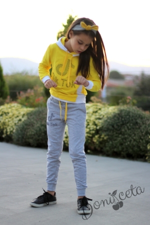 Детски комплект от суитшърт в жълто с качулка и панталон в сиво  за момиче