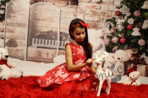 Детска коледна рокля без ръкав  в червено със снежинки в бяло с тюл