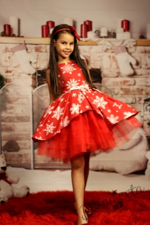Коледна детска рокля в червено на бели снежинки с тюл в червено