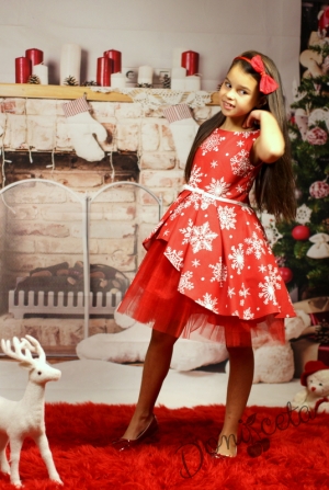 Детска коледна рокличка в червено на бели снежинки с тюл в червено