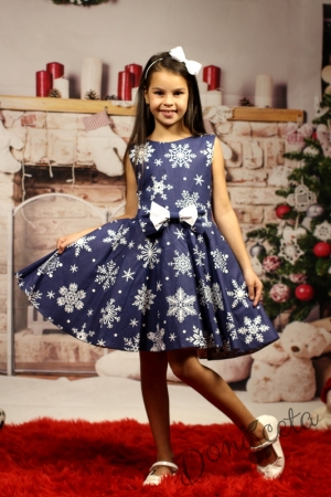 Детска коледна рокля в синьо на бели снежинки 