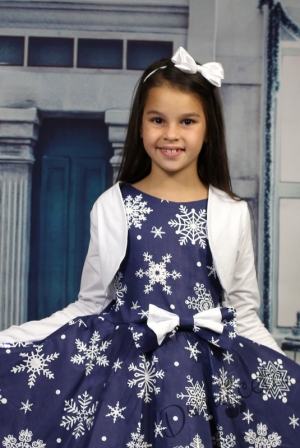 Зимна рокля в тъмносиньо със снежинки в бялоснежинки 