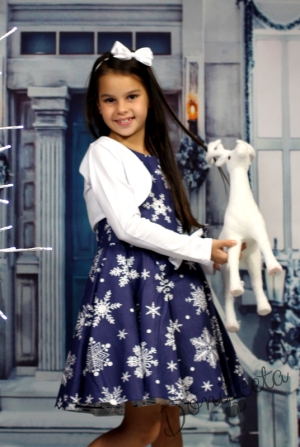 Коледна рокля в тъмносиньо със снежинки в бяло