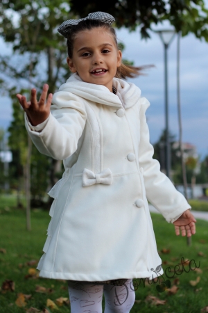 Детско палто за момиче с дантела в бяло с панделки