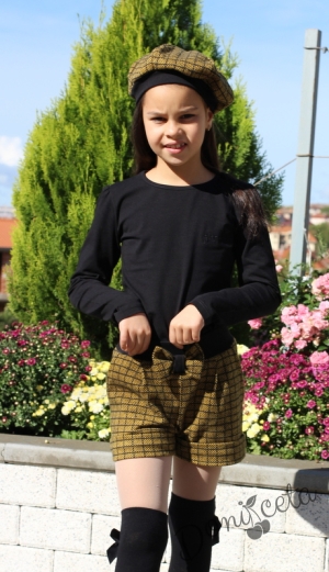 Комплект от детска блуза в черно и къси панталони в каре