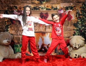 Коледна детска пижама в бяло и червено с еленче