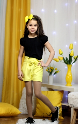 Комплект от къси кожени панталони за момиче в жълто с тениска в черно