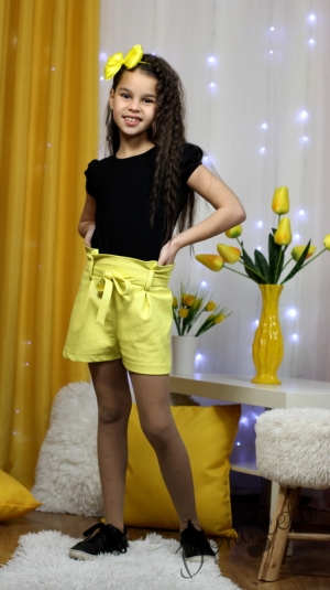 Детски къси кожени панталонки в жълто за момиче с блузка в черно