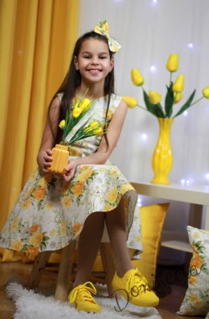 Детска рокля на жълти цветя