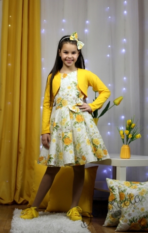 Комплект от детска рокля с цветя в жълто клош и болеро