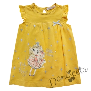 Детска рокличка с къс ръкав в горчица с момиченце