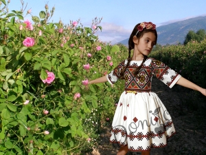 Детска рокля в екрю с фолклорни/етно мотиви тип носия