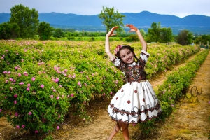 Детска рокля в екрю с фолклорни/етно мотиви тип носия