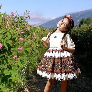 Официална детска рокля в екрю с фолклорни/етно мотиви тип носия