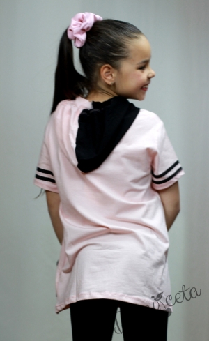 Детски комплект от блузка в розово с къс ръкав с качулка и клин с надпис