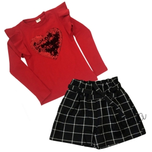 Комплект от блуза със сърце в червено и къси панталони в черно каре