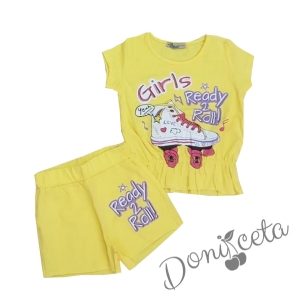 Детски комплект от блузка с къс ръкав в жълто с картинка на кънки и къси панталони