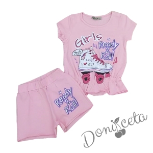 Детски комплект от блузка с къс ръкав в розово с картинка на кънки и къси панталони