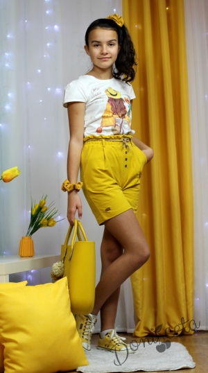 Комплект за момиче от тениска в бяло и къси панталоки в горчица