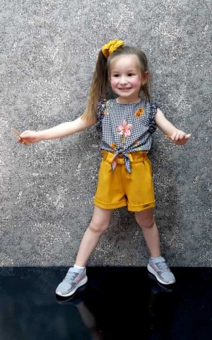 Детски комплект от къси панталонки в горчица и блузка с къс ръкав