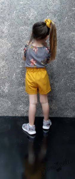 Детски комплект от къси панталонки в горчица и блузка с къс ръкав