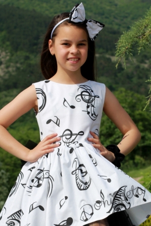 Комплект от официална детска рокля в бяло на черни ноти и болеро