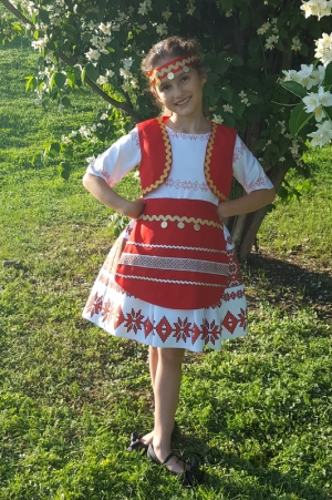 Детска рокля с фолклорни/етно мотиви тип носия с елек,престилка и косичник