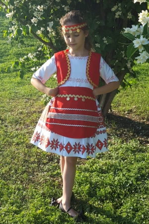 Детска рокля с фолклорни/етно мотиви тип носия с елек,престилка и косичник