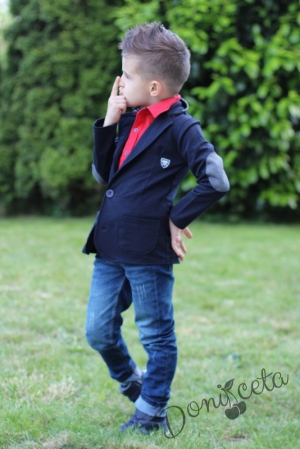 Комплект от детска риза с дълъг ръкав за момче в червено с дълги дънки и сако в тъмносиньо