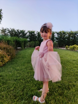 Официална детска рокля с дантела и тюл в пепел от рози Елица