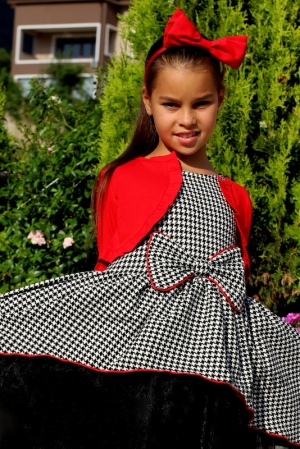 Официална детска рокля пепит с тюл в черно и болеро в червено