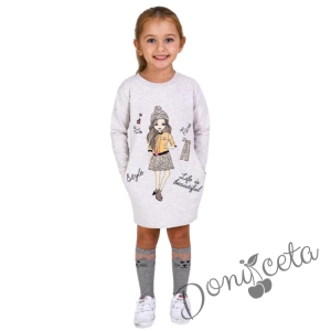 Детска рокля с надписи и момиче в бежово 6357773